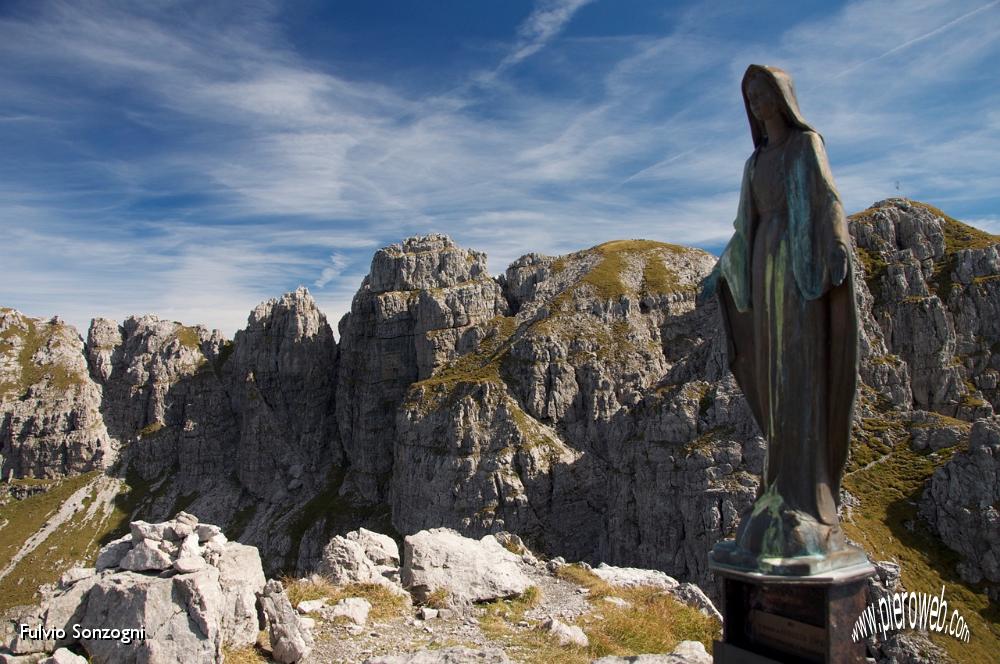 19 Dalla cima Pesciola verso lo Zuccone Campelli.....jpg